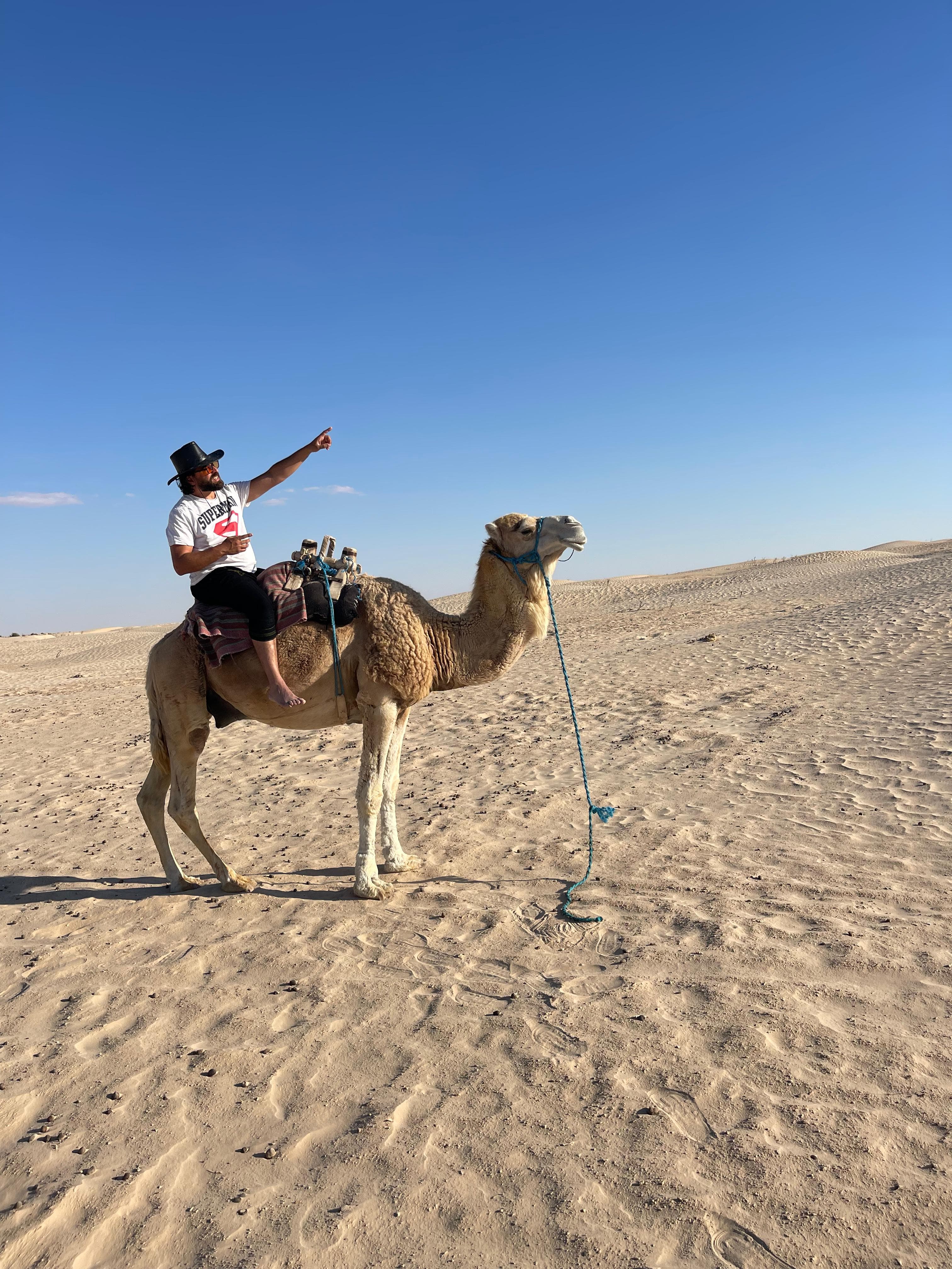 Un voyageur découvre les paysages du Sahara tunisien