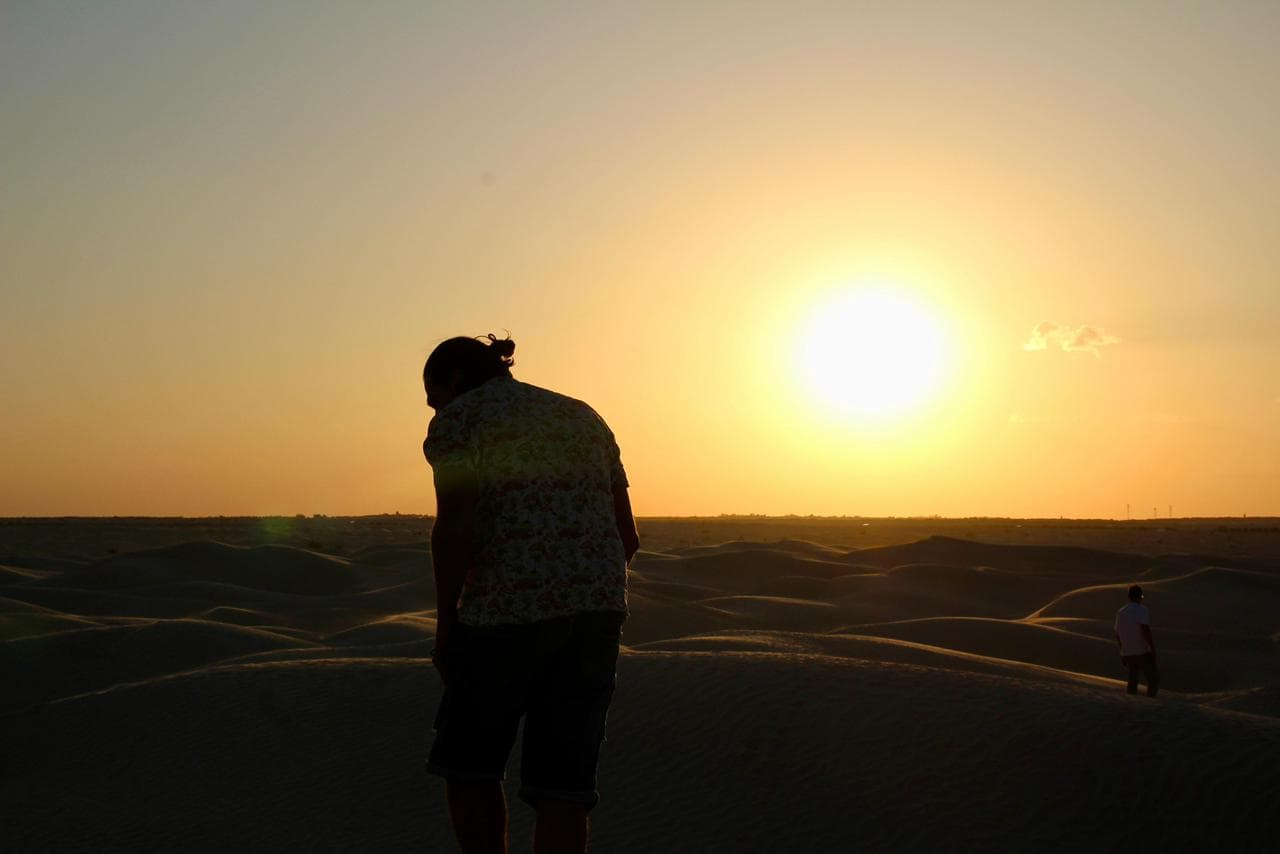 Silhouette au coucher du soleil dans le Sud tunisien